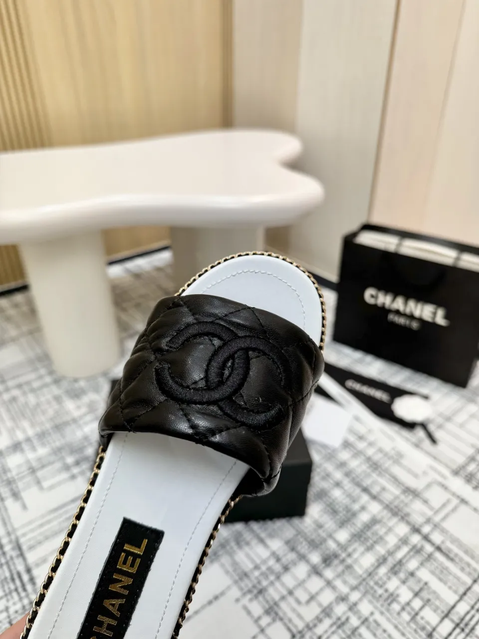 👟👟Ex-factory price 540👟👟 Top version Chanel Chanel - 2025 spring model, counter top double C sandals, this classic design; the extraordinary double C incorporates a variety of color elements... The diversified mix and match is very beautiful and versatile, very light on the foot, comfortable, super delicate and elegant, and can be used outdoors... ꫛꫀꪝ Go➫ Material: ❶Upper is made of: Original imported sheepskin ❷Inner lining: Original sheepskin lining ❸Outsole based on: Original Italian genuine leather outsole Counter boutique packaging complete set for women 35–40 (customized for 41) 3 colors available (black, white, pink)